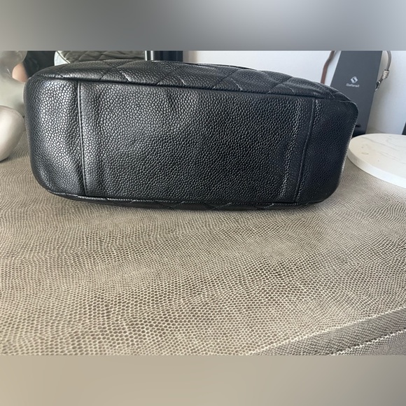 Authentic!!!!Chanel 2004/2005 caviar timeless shoulder bag. Authentic - Picture 14 of 16